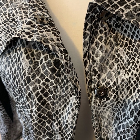 Chico snakeskin print jacket, size 6-8 (0) - Picture 5 of 7